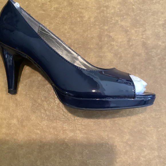 Women’s platform navy blue patent shoes size 8 - Picture 2 of 2